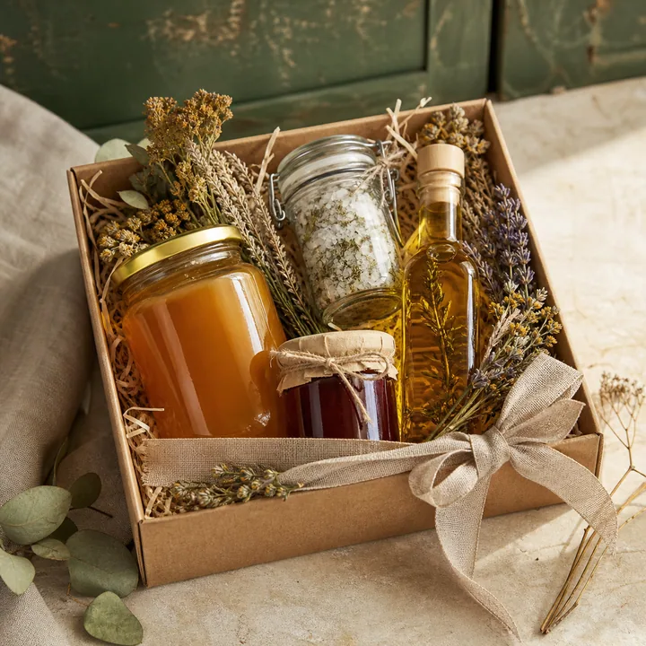 Hofladen-Geschenkset mit Honig, Marmelade, Salz und Kräuteröl